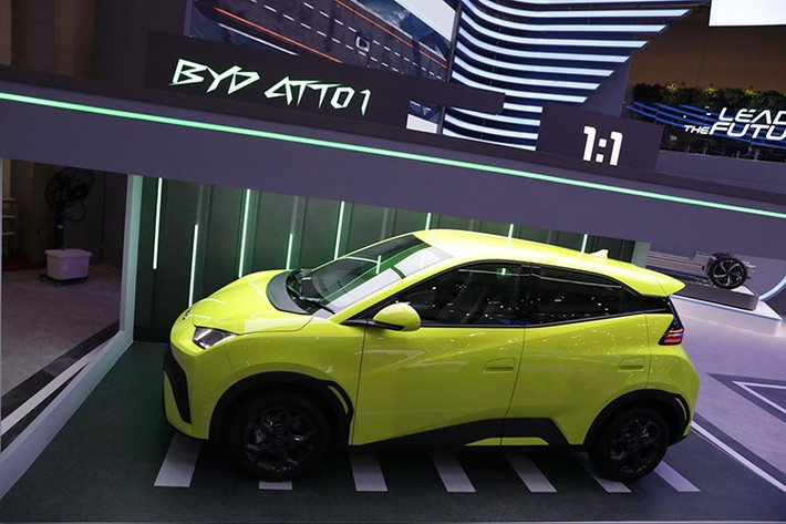 Theo dữ liệu từ Hiệp hội Công nghiệp Ô tô Indonesia (Gaikindo), mẫu xe điện đô thị này ghi nhận doanh số 9.396 xe trong tháng 10/2025. Kết quả khiến Toyota Innova - mẫu xe thường xuyên dẫn đầu bảng xếp hạng - phải lùi xuống vị trí thứ hai. Dòng MPV cỡ trung này đạt doanh số 4.913 xe trong cùng kỳ, bao gồm 2.748 chiếc Innova Zenix và 2.165 chiếc Innova đời cũ.