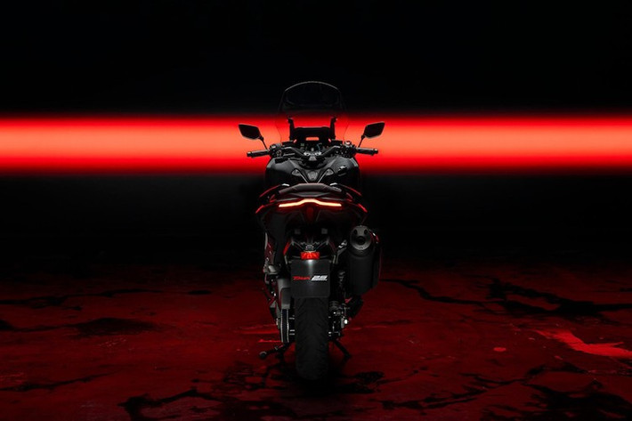 Kính chắn gió của xe có thể điều chỉnh lên xuống 110mm bằng điện, cùm công tắc có đèn nền, tựa lưng người lái có thể điều chỉnh, tay lái và ghế có sưởi.