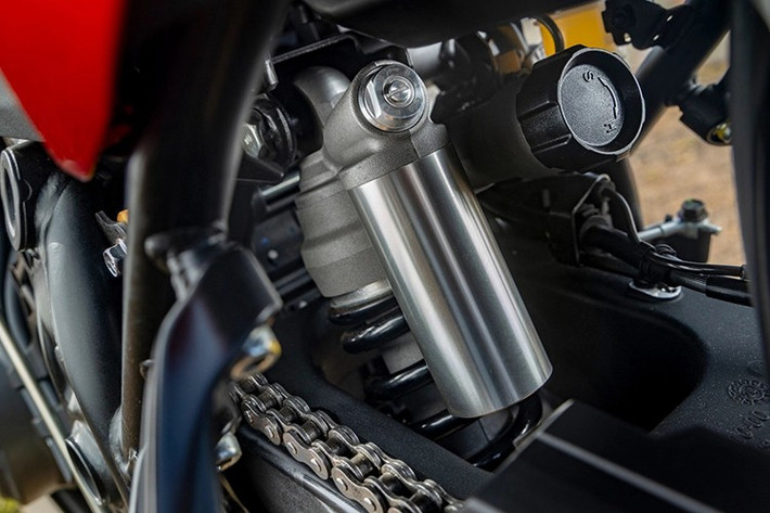 Để kiểm soát hiệu suất cả trên đường trường và đường địa hình, World Raid hiện cũng được trang bị cảm biến IMU sáu trục cho các hệ thống điện tử nhạy cảm với độ nghiêng, bao gồm kiểm soát lực kéo, kiểm soát trượt và ABS khi vào cua.