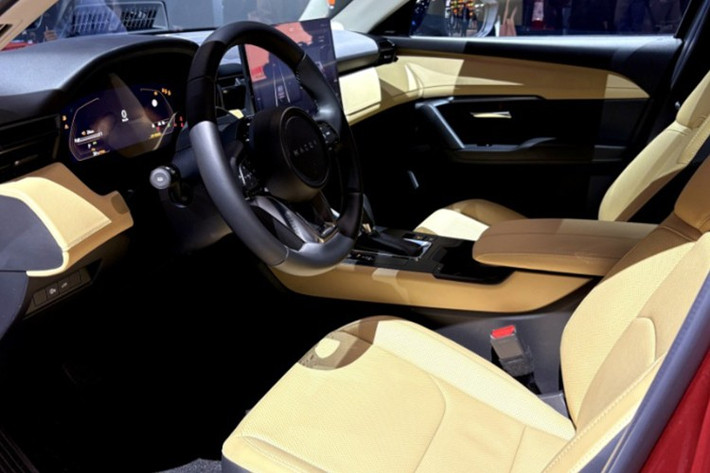 Một số trang bị cao cấp khác trên Mazda CX-5 2026 như cửa sổ trời toàn cảnh, ghế sau có sưởi và điều hòa 3 vùng độc lập cũng được bổ sung trên phiên bản cao cấp, dù có thể không xuất hiện ở thị trường Việt Nam trong giai đoạn đầu.