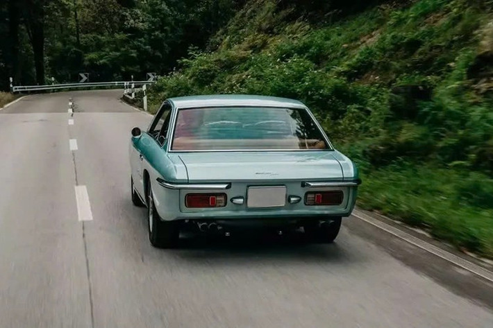 Phiên bản S chỉ mất 6,2 giây để đạt tốc độ 97 km/h từ vị trí xuất phát, trước khi đạt tốc độ tối đa 259 km/h. So với Espada, Islero có tuổi thọ ngắn hơn. Trong khi Espada vẫn được sản xuất cho đến năm 1978, Islero đã bị ngừng sản xuất sau năm 1969. Lamborghini chỉ bán được 225 chiếc trong 2 năm, khiến Islero trở thành một trong những mẫu xe cổ hiếm nhất do hãng xe Ý sản xuất.