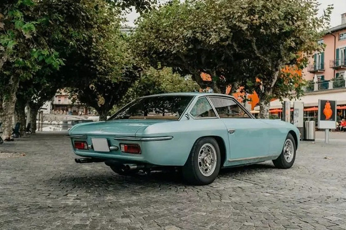 Giống như tất cả những chiếc Lambo được sản xuất vào thời điểm đó, Islero sử dụng động cơ V12. Chiếc grand tourer này chia sẻ động cơ 3,9 lít với Miura và Espada. Nhờ sáu bộ chế hòa khí Weber cung cấp không khí và nhiên liệu, động cơ V12 sản sinh công suất 325 mã lực ở phiên bản Islero thông thường và 350 mã lực ở phiên bản S.