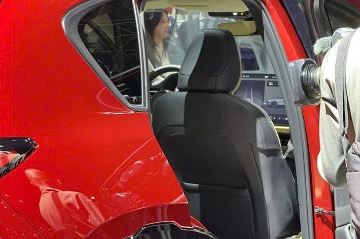 Mazda tiếp tục theo đuổi triết lý “Joy of Driving” – niềm vui cầm lái – khi trang bị cho CX-5 2026 động cơ xăng 2.5L e-SKYACTIV G kết hợp hệ thống mild hybrid, sản sinh công suất 187 mã lực, mô-men xoắn 251 Nm. Xe sử dụng hộp số tự động 6 cấp kết hợp hệ dẫn động bốn bánh toàn thời gian (AWD).