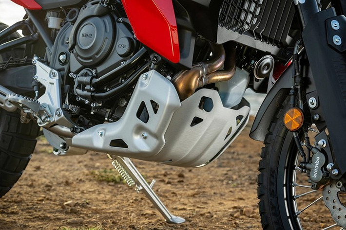 Đáng tiếc, cảm biến IMU không có trên Ténéré 700 tiêu chuẩn , nó đo góc của xe để kiểm soát lực kéo mà người lái có thể sử dụng. Cả hệ thống kiểm soát lực kéo (TCS) và hệ thống kiểm soát độ trượt (SCS) đều có thể được cài đặt ở chế độ "Đường phố", "Địa hình" hoặc tắt hoàn toàn để thay đổi độ trượt bánh có thể đạt được ở mỗi lần thốc ga.