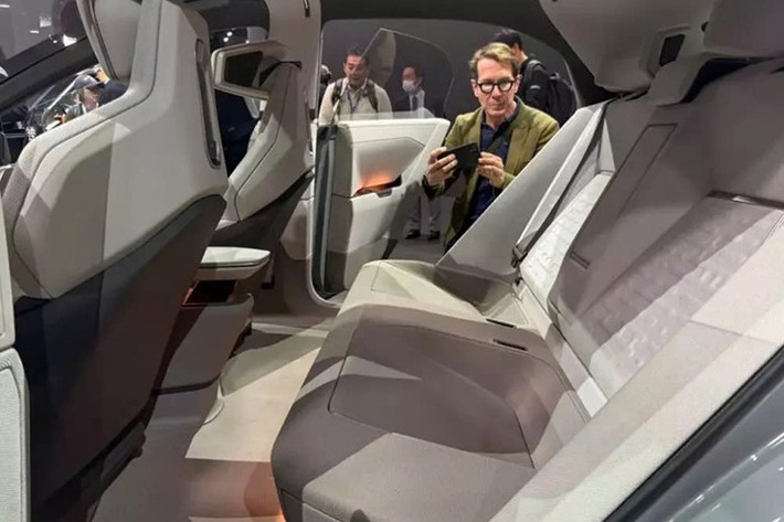 Thêm vào đó là ghế ngồi với thiết kế đậm chất tương lai và hệ thống đèn chiếu sáng nội thất. Các nút điều khiển cơ bản cho hệ thống giải trí và điều hòa được bố trí trên vô lăng cũng như hai bên cụm đồng hồ.