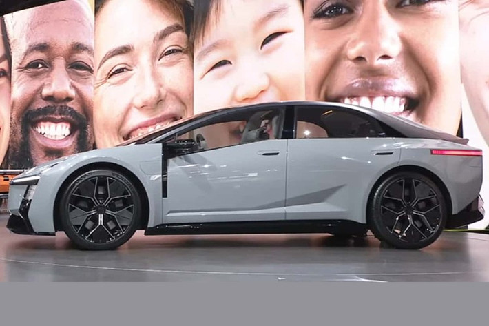 Hiện Toyota chưa tiết lộ thông số kỹ thuật của Corolla Concept, chỉ xác nhận sẽ tiếp tục theo đuổi triết lý đa dạng hệ truyền động, bao gồm cả phiên bản chạy hoàn toàn bằng điện và hybrid, để phù hợp với nhu cầu của từng thị trường. Hãng nhấn mạnh rằng không gian và tính tiện dụng sẽ không bị ảnh hưởng bởi bất kể hệ thống truyền động nào được sử dụng.