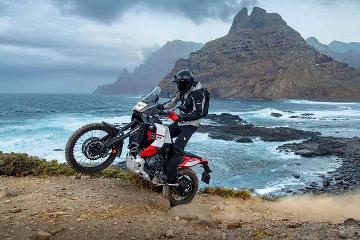 Dự kiến sẽ có mặt tại các đại lý từ tháng 3/2026 với hai lựa chọn màu tùy chọn là Redline White nổi bật và Midnight Black mạnh mẽ, phong trần, giá của Yamaha Ténéré 700 World Raid dự kiến sẽ cao hơn một chút so với bản hiện tại.