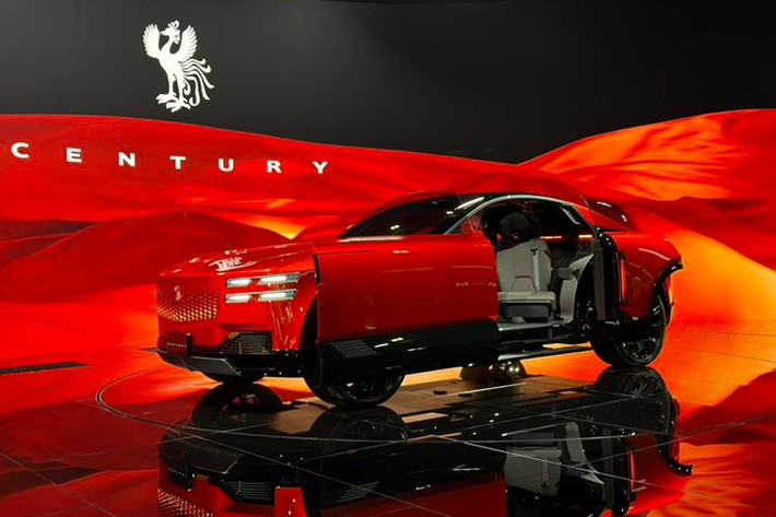 Bảng điều khiển của One of One cũng đi ngược xu hướng thiết kế hiện đại, tránh việc sử dụng màn hình cỡ lớn dạng máy tính bảng. Thay vào đó, xe được trang bị ba màn hình riêng biệt: một màn hình ngang chính đặt trước vô-lăng dạng yoke, kết hợp cùng hai màn hình dọc nhỏ hơn hai bên – mang lại cảm giác cao cấp nhưng không rối mắt.