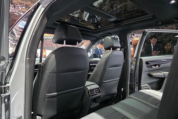 Trang bị công nghệ trên phiên bản đặc biệt này cũng được nâng cấp đáng kể. Xe được tích hợp hệ thống cảnh báo điểm mù (BSM) và cảnh báo phương tiện cắt ngang khi lùi (CTM).