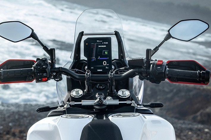 Giờ đây, động cơ được kết hợp với bướm ga điện tử - mở khóa hai chế độ công suất, cũng như cả kiểm soát hành trình và chức năng giới hạn tốc độ. Ngoài ra, vị trí điểm bắt côn đã được dịch chuyển về phía trước 35 độ.