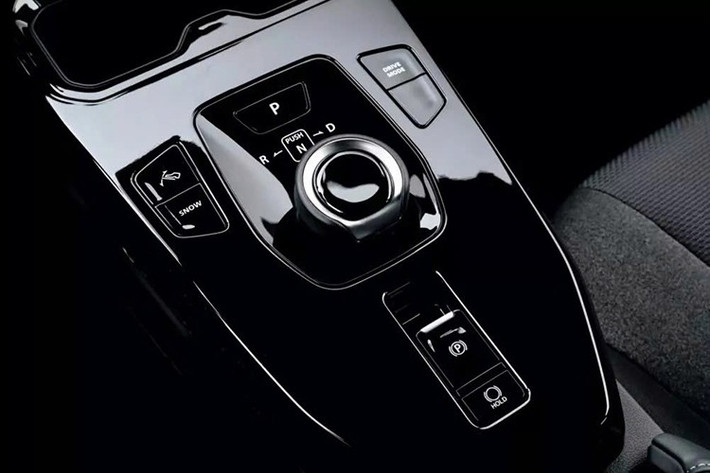 Toyota Urban Cruiser mới có ba phiên bản, mỗi phiên bản có hai tùy chọn pin. Phiên bản cơ bản là dẫn động cầu trước với pin 49 kWh, ngoài ra còn có các phiên bản dẫn động cầu trước và dẫn động bốn bánh với pin lớn hơn 61 kWh.