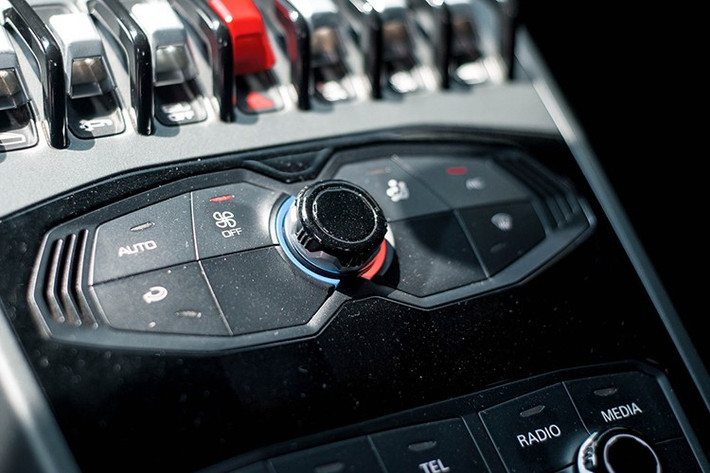 Lamborghini Huracan LP580-2 trang bị khối động cơ V10 5.2 lít hút khí tự nhiên, sản sinh công suất 580 mã lực (ít hơn 30 mã lực so với phiên bản LP610-4), momen xoắn cực đại đạt 540Nm đi kèm hộp số ly hợp kép 7 cấp Lamborghini Doppia Frizione. Chiếc xe tăng tốc từ 0-100km/h trong 3.4 giây trước khi đạt vận tốc tối đa 320km/h.