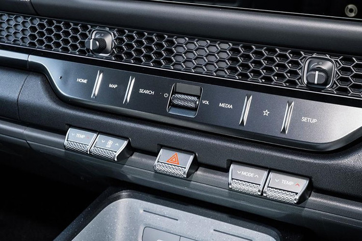 Những trang bị đáng chú ý khác bao gồm kết nối Apple CarPlay/Android Auto tiêu chuẩn, hệ thống âm thanh Harman Kardon 8 loa, sạc điện thoại không dây, bàn gấp cỡ lớn ở cụm điều khiển trung tâm và ngăn chứa đồ bên dưới ghế sau với thể tích 33 lít. Ghế sau của xe có thể ngả lưng từ 22 - 30 độ và đi kèm khoảng duỗi chân 940 mm được khẳng định là rộng nhất phân khúc.