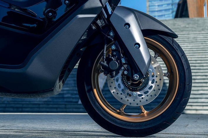 Nhờ sử dụng công nghệ này, NMax 155 thế hệ mới có tính năng Riding Mode cung cấp 2 chế độ lái, cụ thể là T-Mode (Town) và S-Mode (Sport) có thể được vận hành thông qua nút "Mode" trên tay lái phía trước bên trái.