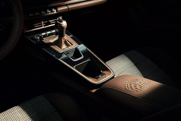 Đồng hồ Sport Chrono được lấy cảm hứng từ đồng hồ Chronograph 1, một phiên bản độc nhất vô nhị dành cho FA Porsche. Nó đi kèm với cần số có củ số bằng gỗ óc chó vân tự nhiên. Những điểm nổi bật khác rất đáng chú ý, bao gồm một tấm bảng vàng trên bảng điều khiển.