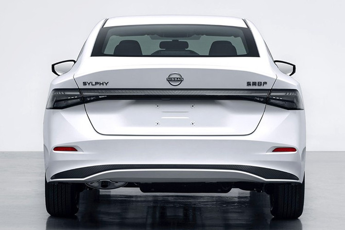 Theo kế hoạch, Nissan Sentra mới nhiều khả năng sẽ trình làng vào cuối năm nay tại Triển lãm Ô tô Los Angeles 2025. Về ngoại hình, phần đầu xe được làm mới toàn diện với dải LED chạy ngang nối liền cụm đèn pha mảnh, cùng đèn ban ngày dọc mang phong cách “răng nanh”.