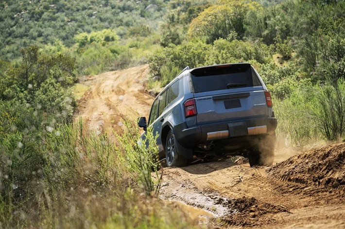 Ngoài ra, khách hàng có thể trang bị thêm cửa sổ trời giá 850 USD, ống xả thể thao cat-back 1.395 USD, bậc lên xuống bằng thép 700 USD, giá nóc 1.440 USD hoặc gói tấm bảo vệ gầm 805 USD.