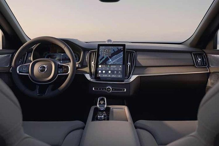 Khoang lái của XC90 2026 có sự thay đổi lớn nhất ở phần hiển thị. Màn hình trung tâm đặt dọc tăng từ 9 inch lên 11,2 inch, đồng thời mật độ điểm ảnh tăng thêm 21% để cải thiện độ sắc nét. Hệ thống thông tin giải trí chuyển sang sử dụng chip Snapdragon Cockpit từ Qualcomm, cho tốc độ xử lý nhanh gấp 2 lần và hiệu suất đồ họa gấp 10 lần so với thế hệ trước.