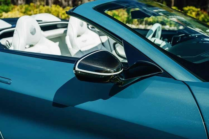 Cơ cấu mui vải K-fold trên Aston Martin Vanquish Volante có thể mở trong 14 giây và đóng trong 16 giây, ngay cả khi xe di chuyển ở tốc độ lên đến 50 km/h.