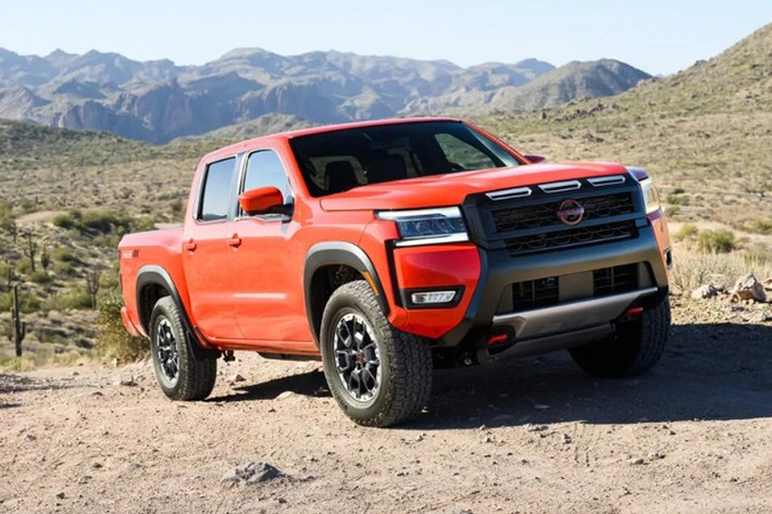 Mẫu xe bán tải Nissan Frontier 2026 mới (hay còn được xem là Nissan Navara của thị trường Mỹ), vừa chính thức ra mắt. Ở bản tiêu chuẩn S và SV, Frontier 2026 nay đã được trang bị đèn pha LED thay cho bóng halogen.