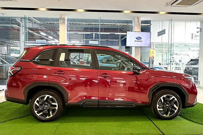 Kích thước tổng thể cũng được tinh chỉnh nhẹ với chiều dài 4.655 mm (+15 mm), rộng 1.830 mm (+15 mm), cao 1.730 mm, cùng chiều dài cơ sở 2.670 mm không thay đổi. Khoảng sáng gầm đạt 220 mm, hỗ trợ tốt cho các cung đường địa hình, kết hợp hệ thống X-Mode đa chế độ và Hill Descent Control giúp kiểm soát tốc độ khi đổ đèo.