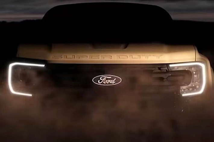 Ford Thái Lan vừa hé lộ những hình ảnh đầu tiên của mẫu bán tải Ranger SUPER DUTY 2026, đánh dấu sự gia nhập của hãng vào phân khúc bán tải hạng nặng 4 cửa với tiêu chuẩn tải trọng và khả năng kéo vượt trội. Dự kiến sẽ ra mắt thị trường Thái Lan vào năm 2026.