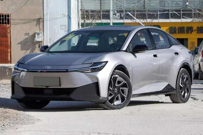 Toyota vừa cho ra mắt phiên bản bZ3 Smart Home Edition tại thị trường Trung Quốc, mẫu xe sedan chạy hoàn toàn bằng điện có giá khởi điểm 109.800 nhân dân tệ, tương đương khoảng 15.700 đô la (khoảng 409 triệu đồng). Xe là kết quả hợp tác giữa Toyota và Tập đoàn FAW, một nhà sản xuất ô tô lớn thuộc sở hữu nhà nước của Trung Quốc.