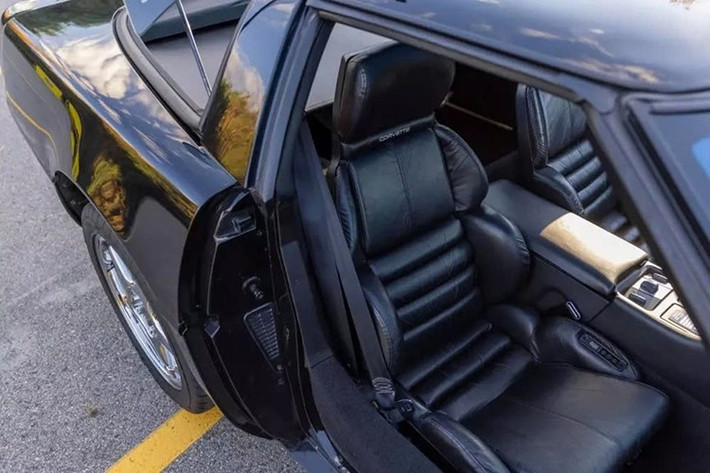Người bán đã mua chiếc Chevrolet Corvette ZR1 1991 này vào tháng 5/2021 và hiện đang rao bán trên khuôn khổ một phiên đấu giá trực tuyến đang diễn ra.