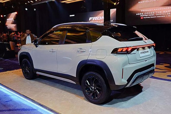 Xe có bán kính quay đầu chỉ 4,8 mét, phù hợp với nhu cầu di chuyển linh hoạt trong đô thị. Khi ra mắt tại Việt Nam, Suzuki Fronx sẽ gia nhập cuộc cạnh tranh cùng các đối thủ như Toyota Raize, Kia Sonet và Hyundai Venue.