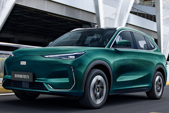 Thay đổi lớn nhất của Geely EX5 2026 tại thị trường Trung Quốc nằm ở cụm pin mới có dung lượng 68,39 kWh. Cụm pin lithium-sắt-photphat (LFP) này mang lại phạm vi hoạt động 610 km theo chu trình CLTC của Trung Quốc.