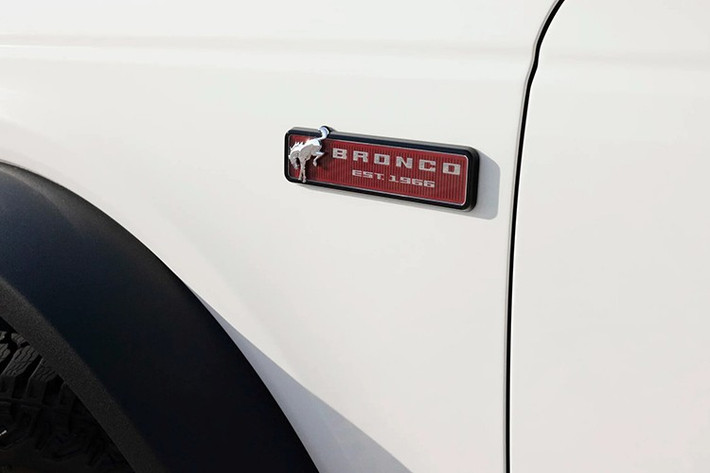 Phiên bản Bronco 2026 kỷ niệm 60 năm bổ sung bệ bước dài theo chiều dài cơ sở để hỗ trợ lên/xuống xe và tay nắm gắn trên trụ A. Hoạ tiết Vermilion Red trên thân xe bắt đầu từ phía trước với logo Kỷ niệm 60 năm Bronco, trong khi huy hiệu Kỷ niệm 60 năm nổi bật, lấy cảm hứng từ huy hiệu cloisonné cổ điển.