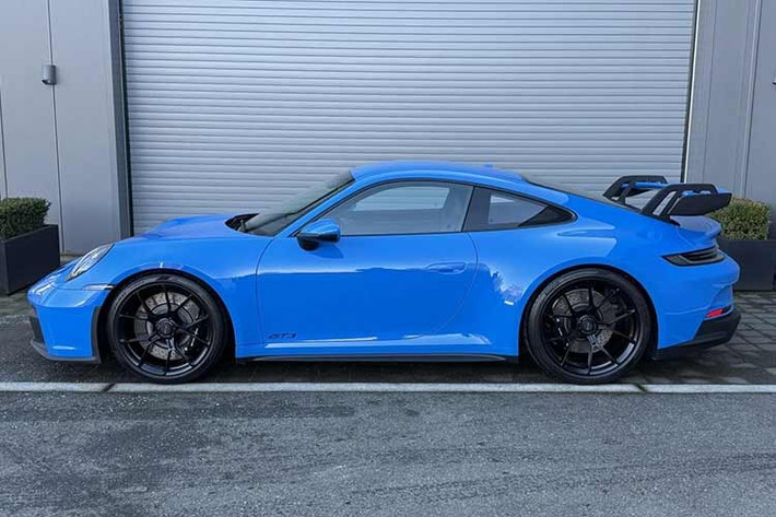 Những chiếc Porsche 911 đã trở thành một "mỏ vàng" và nếu bạn không nhất thiết phải bán, thì có lẽ bạn không nên chấp nhận mức giá thấp hơn giá trị thực của chiếc xe. Xét riêng chiếc xe Porsche 911 GT3 trong bài viết này, nó là một lựa chọn tốt, bởi vì thông số kỹ thuật khá tốt và số km đã đi tương đối thấp.