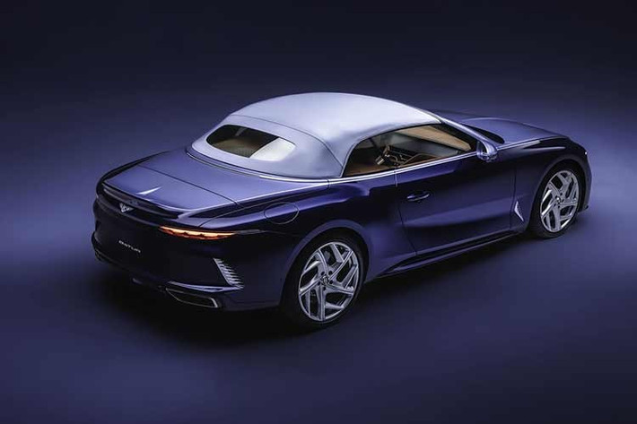 Chủ nhân của chiếc xe không ai khác ngoài nhà sưu tập Sonia Breslow. Chiếc Batur Convertible #4 hoàn toàn mới và độc nhất vô nhị của bà đạt được bốn tiêu chí đầu tiên, đưa việc cá nhân hóa lên một tầm cao mới. Mẫu xe này vừa trở thành mẫu xe được chế tác tỉ mỉ nhất thuộc loại này từng được hoàn thiện bởi bộ phận chế tạo xe theo yêu cầu Mulliner của Bentley.