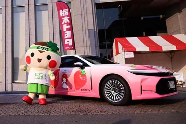 Chính yếu tố đặc trưng này đã trở thành cảm hứng chủ đạo cho dự án Ichigo Crown, với mục tiêu quảng bá hình ảnh địa phương thông qua một biểu tượng quen thuộc của ngành ôtô Nhật Bản. Thay vì vẻ ngoài của một chiếc xe dành cho giới thượng lưu, "Ichigo Crown" trông giống như một chiếc xe chở đồ ngọt bước ra từ truyện tranh.