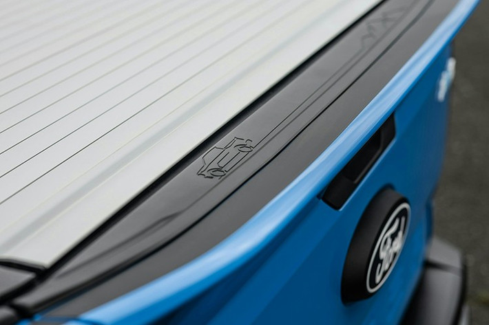 Không chỉ cải thiện sức mạnh, Ranger MS-RT PHEV còn có khả năng vận hành hoàn toàn bằng điện trong quãng đường lên đến 40 km, nhờ bộ pin 11,8 kWh. Xe vẫn giữ nguyên khả năng kéo 3.500 kg và tải trọng 1 tấn – đảm bảo yếu tố thực dụng đặc trưng của dòng Ranger.