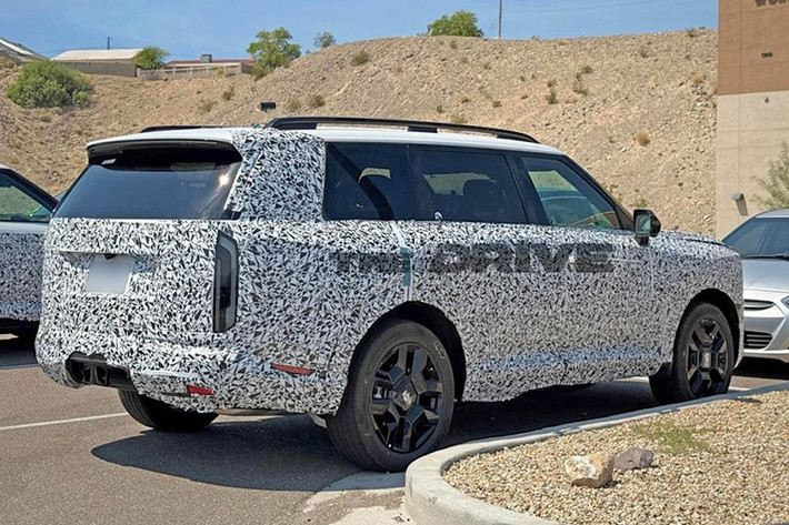 Hệ thống giải trí sử dụng nền tảng ccNC mới, màn hình kỹ thuật số tích hợp trợ lý giọng nói và các dịch vụ của Google, cùng các tính năng như chìa khóa kỹ thuật số và sạc thiết bị ngoài xe (V2L).