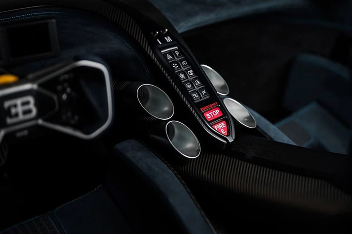 Bảng đồng hồ taplo chia làm 3 khoang, ghế đua sợi carbon có bổ sung thêm nhiều điểm tựa cho dây đai an toàn và hông người lái.