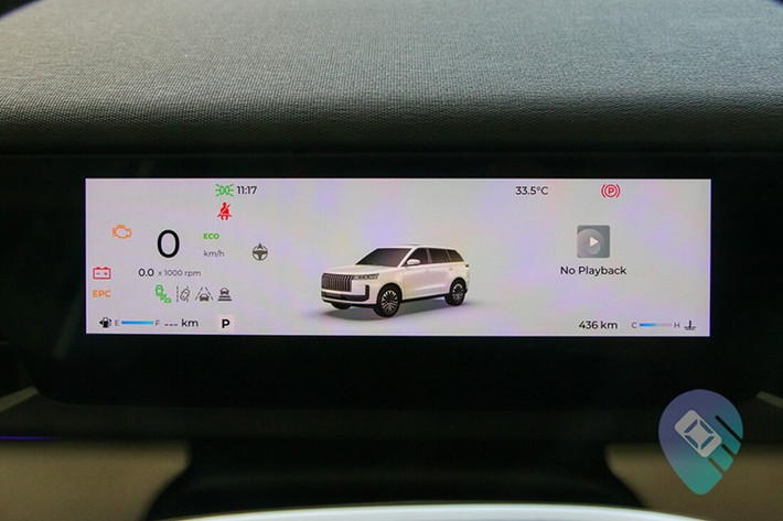Về an toàn, Jaecoo J5 được trang bị đầy đủ các công nghệ hỗ trợ người lái như: phanh ABS, EBD, BA, cảnh báo điểm mù, cảnh báo lệch làn, hỗ trợ giữ làn đường, cảm biến trước – sau và camera 360 độ.