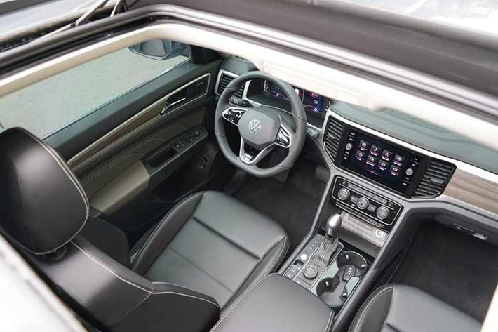 Bên trong xe, Volkswagen Teramont Limited sở hữu vô lăng bọc da Nappa với các nút cảm ứng, sạc điện thoại không dây và bàn gấp nằm trên lưng ghế trước, tích hợp giá để ly. Thêm vào đó là hệ thống âm thanh từ 6 loa lên loại Dynaudio High-end với 11 loa và phim cách nhiệt.