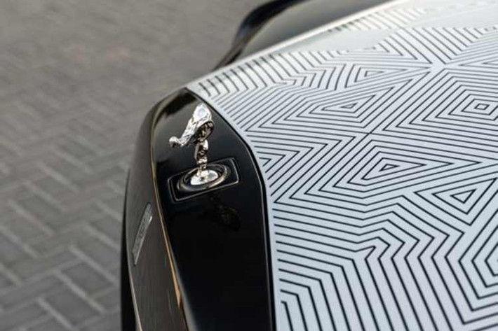 Mashrabiya là biểu tượng kiến trúc truyền thống của các cung điện và ngôi nhà cổ tại Trung Đông. Để đạt được thành quả này, các nghệ nhân tại đại bản doanh Goodwood đã mất tới 5 năm nghiên cứu và thử nghiệm kỹ thuật khắc mới.