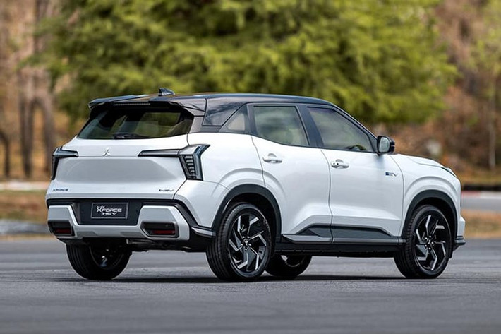Về ngoại hình, Mitsubishi XForce HEV 2026 mới sẽ vẫn giữ nguyên kích thước so với phiên bản chạy xăng, với chiều dài 4.390 mm, rộng 1.810 mm và cao 1.660 mm và chiều dài cơ sở đạt 2.650 mm.
