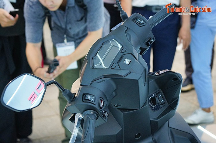 Mặt đồng hồ LCD của xe hiển thị trực quan và đầy đủ những thông số cần thiết. Gờ trung tâm với bề mặt sần chắc chắn giúp tăng độ bám khi đặt đồ, thiết kế liền mạch thân xe tạo tư thế ngồi thoải mái dù điều khiển xe đường dài.