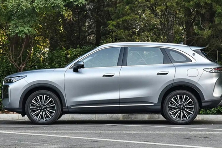 Tiggo 8 thế hệ mới mang đến hai lựa chọn diện mạo đầu xe khác biệt. Phiên bản đầu tiên sử dụng lưới tản nhiệt đa giác viền chrome, mang nét sang trọng và hướng đến khách hàng gia đình. Trong khi đó, phiên bản thể thao sở hữu lưới tản nhiệt dạng tổ ong, mang lại diện mạo trẻ trung, năng động hơn.