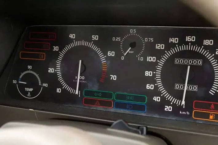 Ngoài hệ thống treo chủ động, Etna còn được trang bị hệ thống kiểm soát lực kéo, phanh chống bó cứng và công nghệ khử tiếng ồn chủ động. Quan trọng hơn, nó được trang bị động cơ V8 do Tony Rudd, người cũng góp phần thiết kế Lotus 78, phát triển. Đây là chiếc xe hiệu ứng mặt đất đầu tiên trong lịch sử Công thức 1, đã giành được 7 chiến thắng và bốn lần lên bục vinh quang vào các năm 1977 và 1978.