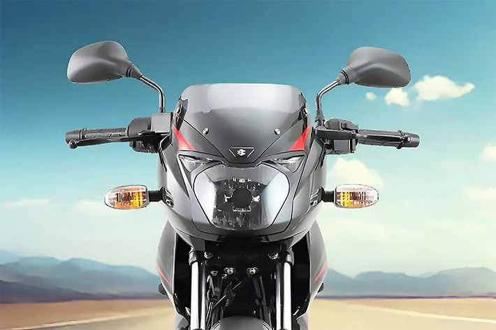 Bên cạnh đó, Bajaj cũng bổ sung các tùy chọn màu sơn và bộ tem đồ họa mới, tạo nên diện mạo trẻ trung và thể thao hơn, trong khi tổng thể thiết kế vẫn giữ nguyên những đường nét đặc trưng đã làm nên tên tuổi của dòng Pulsar trong nhiều năm qua.