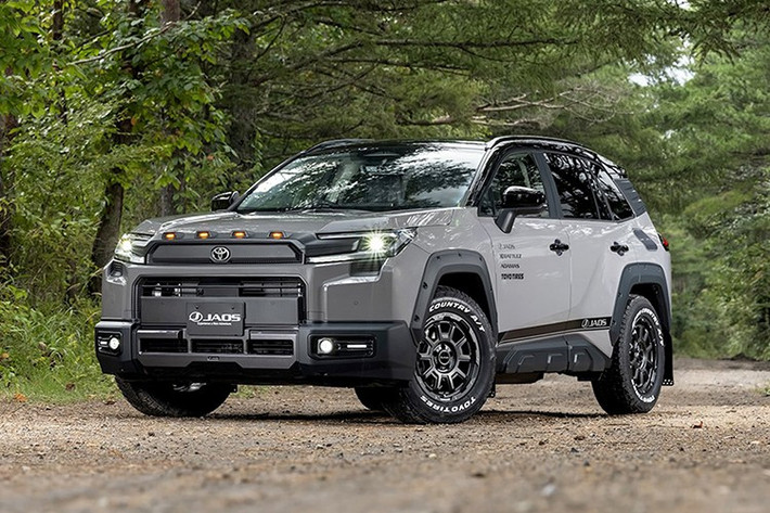 Toyota RAV4 thế hệ mới dành riêng cho thị trường Nhật Bản đã ra mắt. Dù Modellista đã nhanh tay tung ra một bản độ mang phong cách "outdoor" nhẹ nhàng. Nhưng Jaos, hãng độ danh tiếng đến từ Nhật mới là cái tên gây chú ý thực sự khi biến chiếc SUV quen thuộc thành một chiến binh thực thụ nơi địa hình hiểm trở.