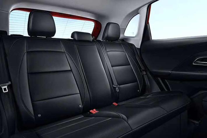 Những phiên bản MG ZS cao cấp hơn sẽ bổ sung mâm hợp kim 18 inch, kính cá nhân một chiều phía sau, nội thất bọc da, vô lăng và ghế trước sưởi, ghế lái chỉnh điện 6 hướng và camera 360 độ.