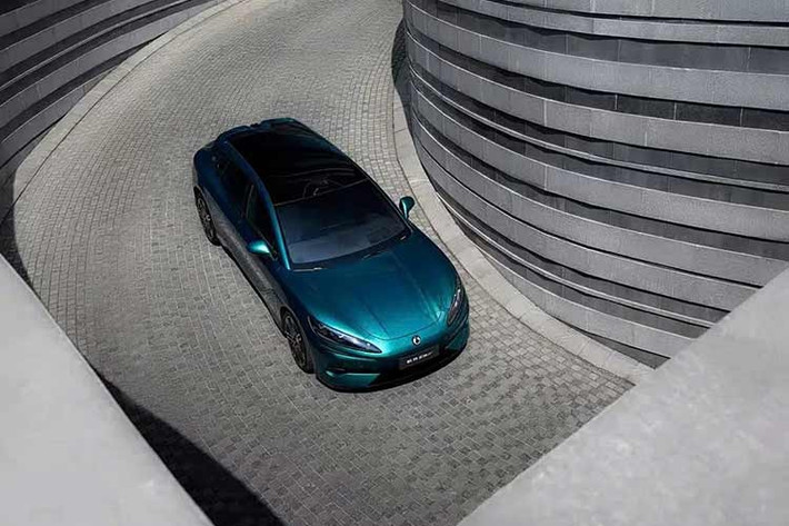 Ở phía sau, cụm đèn hậu cỡ lớn kéo dài toàn chiều ngang tạo điểm nhấn thị giác. Xe được trang bị cả cánh gió chủ động lẫn cánh gió cố định trên nóc, kết hợp cản sau thiết kế nhiều lớp.