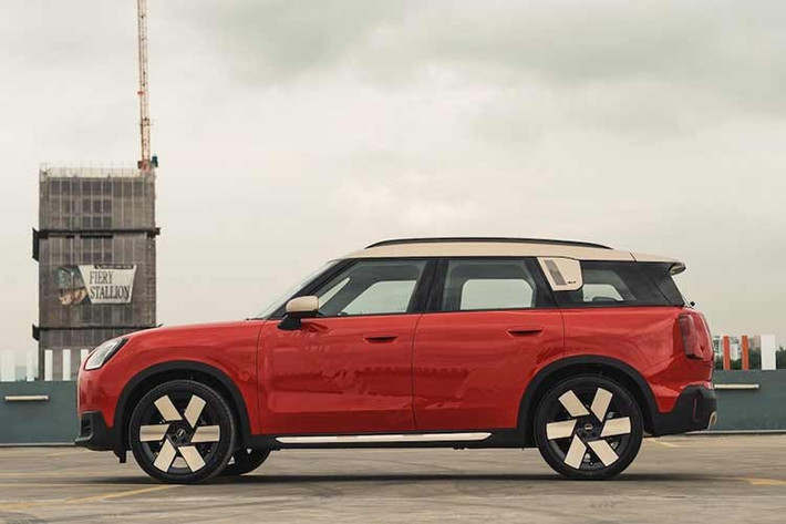 Hình ảnh ngựa lửa được dán trên cửa xe, gợi lên chuyển động và năng lượng, trong khi biểu tượng lưới tản nhiệt tùy chỉnh với hình ảnh ngựa chiến hung dữ làm điểm nhấn cho thiết kế phía trước.