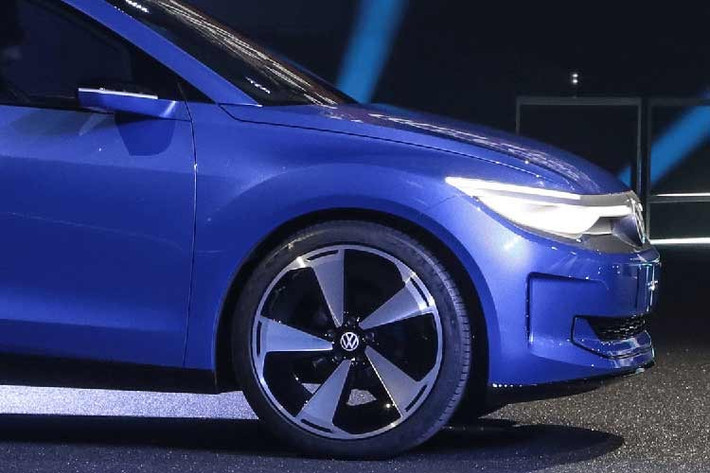 Các tính năng mới khác của Volkswagen ID.3 Neo gồm chế độ lái một bàn đạp được chờ đợi từ lâu và hệ thống nhận diện đèn giao thông, bổ sung cho hệ thống lái bán tự động Travel Assist cấp độ 2. Những công nghệ này đã xuất hiện trên các mẫu xe khác của Volkswagen như ID.4, ID.5 và ID.7.